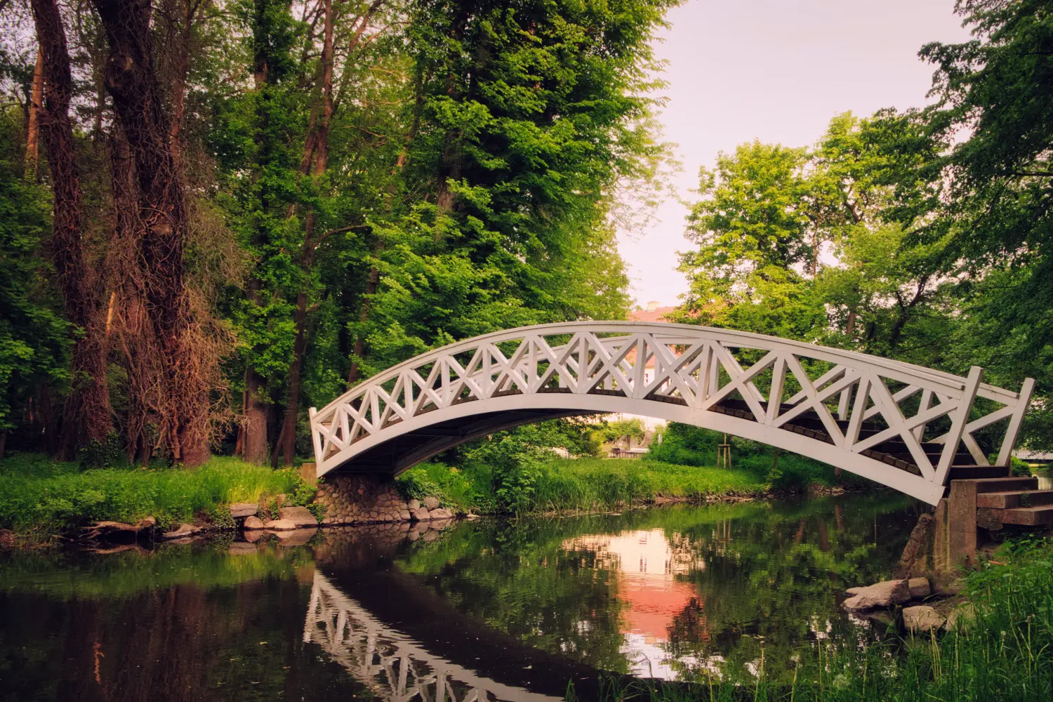 Weiße Holzbrücke im Park - Blankensee bei Trebbin